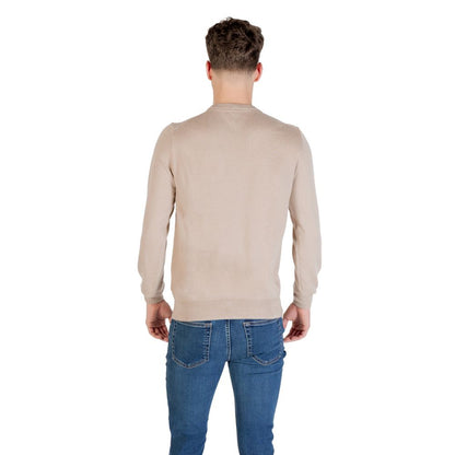 Sweatshirt by Guess for men in silk wool beige features an exquisite silhouette, showcasing and crew neckline details for a exquisite look.