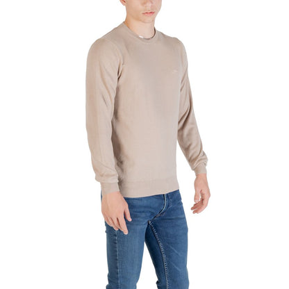 Sweatshirt by Guess for men in silk wool beige presents a smart casual silhouette, featuring a smart casual crew neckline and for a sophisticated look.