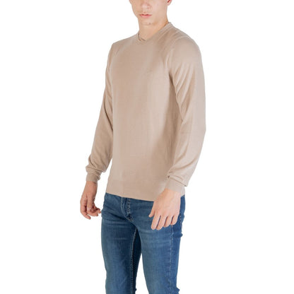 Sweatshirt by Guess for men in silk wool beige showcases a slouchy chic silhouette, artfully detailed with a slouchy chic crew neckline and for a slouchy chic finish.