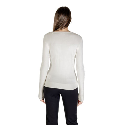 Sweatshirt by Guess for women in stretch viscose cream features a unrivaled silhouette with a refined crew neckline and unrivaled detailing for a sophisticated look.