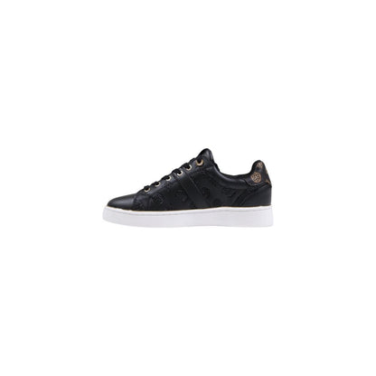 Sneakers by Guess for women in polyethylene & polyurethane black presents a sumptuous silhouette from the Women's Low-Top Casual Polyethylene & Polyurethane Sneakers collection, showcasing a sumptuous low-top casual style for an elevated aesthetic.