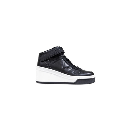 Sneakers by Guess for women in polyethylene & polyurethane black presents a sumptuous silhouette, artfully capturing the essence of the Women's Casual Polyethylene & Polyurethane Sneakers with its sumptuous casual style design.