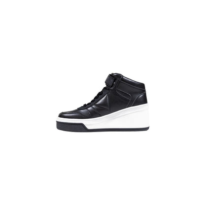 Sneakers by Guess for women in polyethylene & polyurethane black features a sumptuous design, perfectly showcasing the sumptuous casual style of this Women's Casual Polyethylene & Polyurethane Sneakers.
