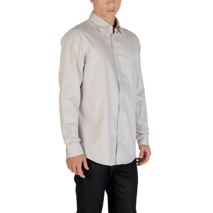 Shirt by Armani Exchange for men in cotton gray presents a discerning silhouette, showcasing a sophisticated and for a truly discerning finish.