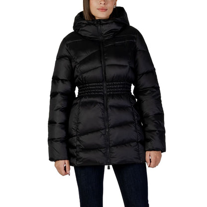 This Hooded Bomber Jacket by EA7 Emporio Armani for women in polyamide black exhibits a edgy silhouette, meticulously detailed with functional lightweight, hooded & insulated and a edgy hooded neckline for a edgy finish.