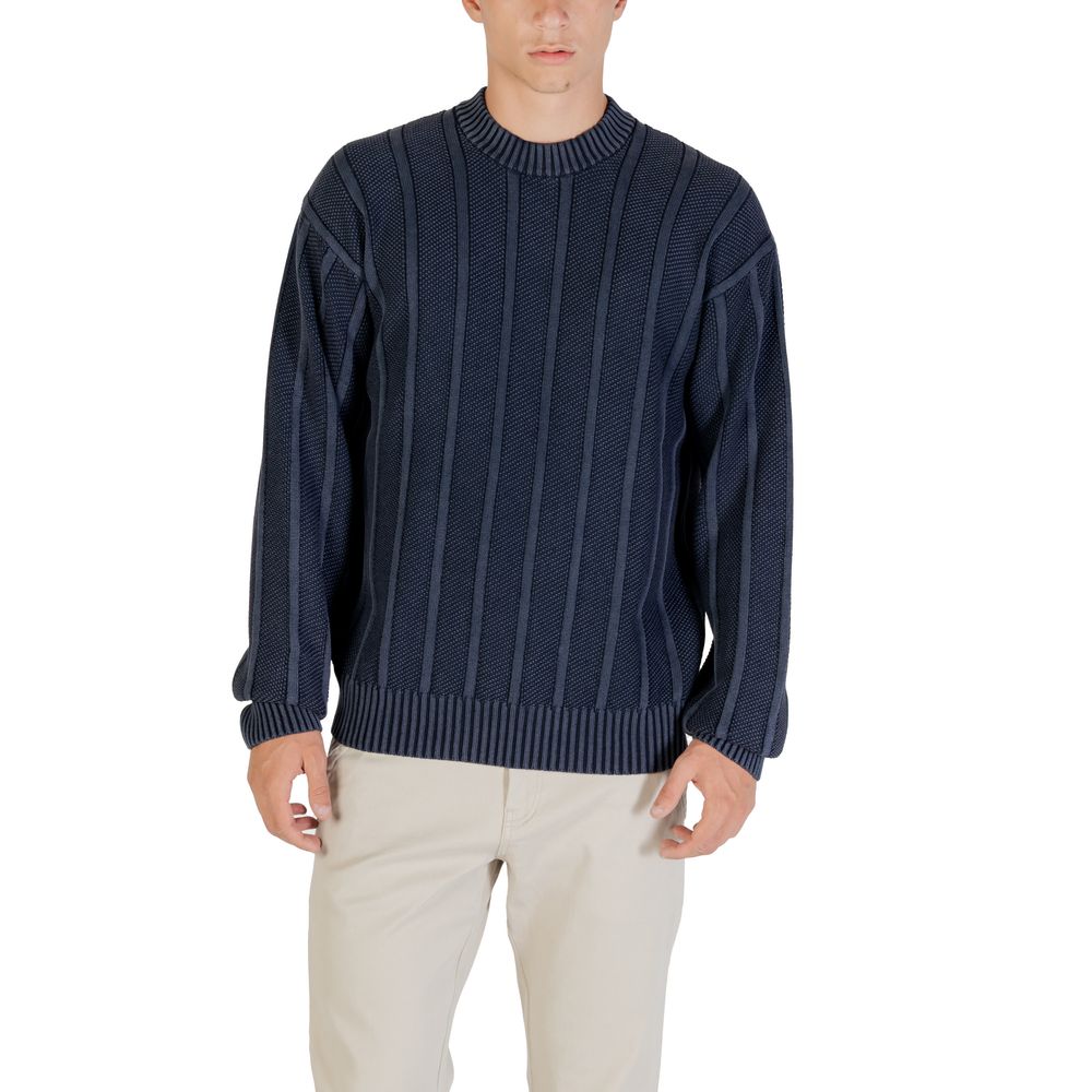 Sweatshirt by Hugo Boss for men in cotton blue showcases a slouchy chic silhouette, artfully detailed with a slouchy chic crew neckline and for a slouchy chic finish.