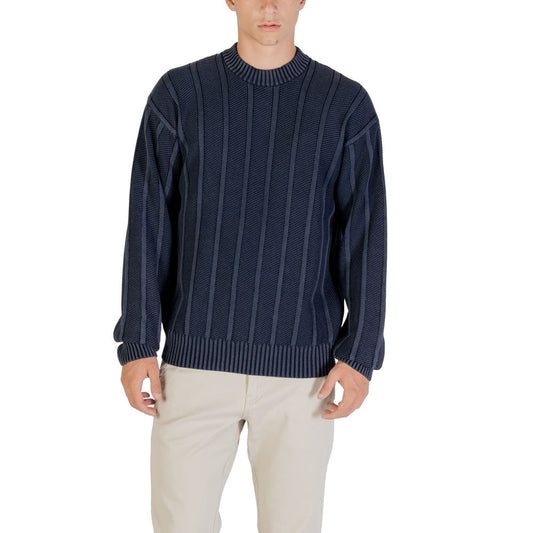 Sweatshirt by Hugo Boss for men in cotton blue showcases a slouchy chic silhouette, artfully detailed with a slouchy chic crew neckline and for a slouchy chic finish.