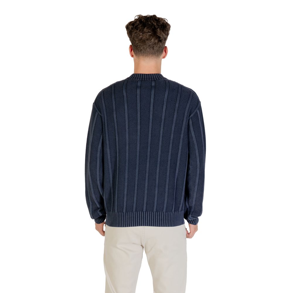 Sweatshirt by Hugo Boss for men in cotton blue features an exquisite silhouette, showcasing and crew neckline details for a exquisite look.