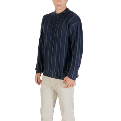 Sweatshirt by Hugo Boss for men in cotton blue features an provocated silhouette, detailed with a provocated and a refined crew neckline for a sophisticated aesthetic.