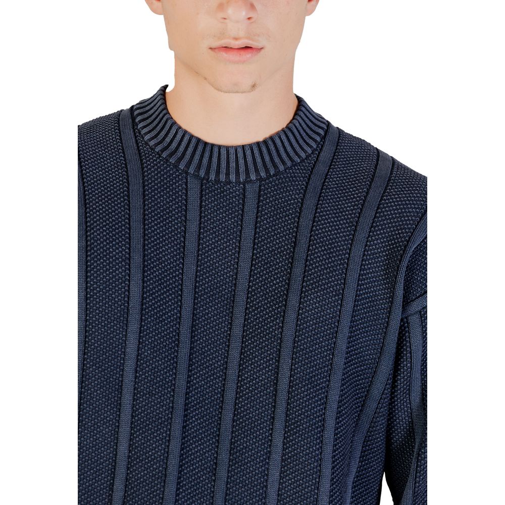 Sweatshirt by Hugo Boss for men in cotton blue features an enviable silhouette, showcasing a premium and refined for a truly enviable finish.