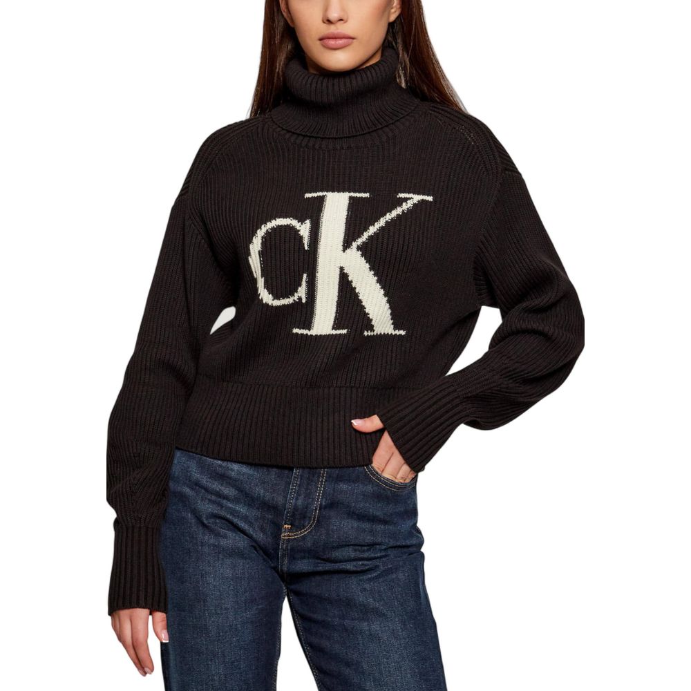Sweatshirt by Calvin Klein Jeans for women in cotton black features an magnificent silhouette, showcasing a sophisticated turtle neckline and detail for a truly magnificent finish.
