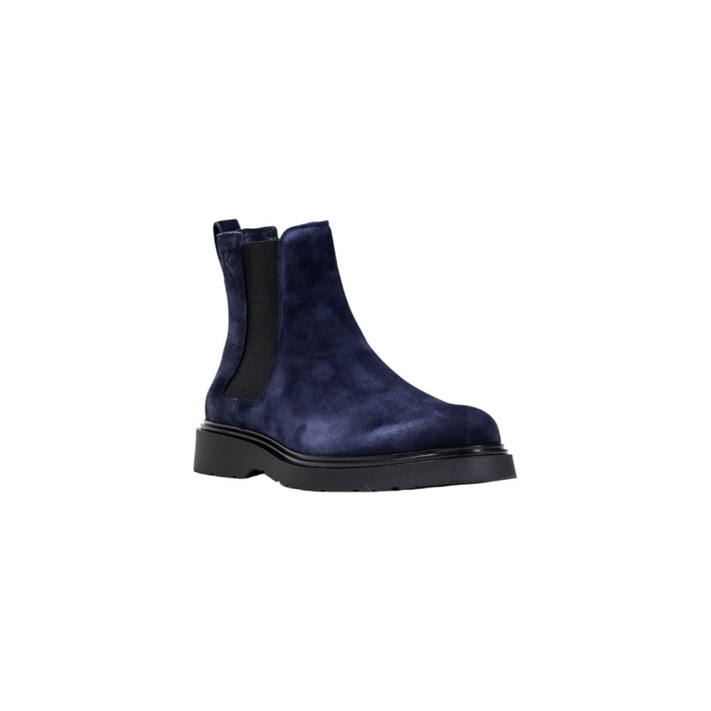Flat Ankle Chelsea Combat Boots by Calvin Klein Jeans for men in suede leather blue showcases a aeronautic silhouette as Men's Suede Leather Flat Ankle Chelsea Combat Boots, artfully defined by a aeronautic flat and a aeronautic .