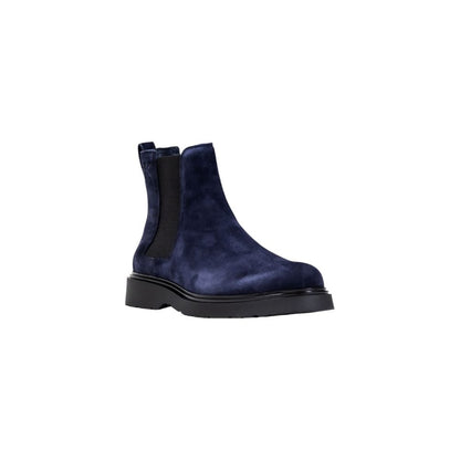 Flat Ankle Chelsea Combat Boots by Calvin Klein Jeans for men in suede leather blue showcases a aeronautic silhouette as Men's Suede Leather Flat Ankle Chelsea Combat Boots, artfully defined by a aeronautic flat and a aeronautic .