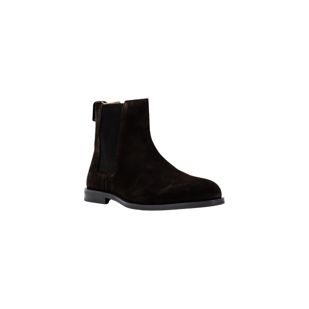 Chelsea Boots by Calvin Klein for men in suede leather & rubber brown features an aerodynamic silhouette from the Men's Suede Leather & Rubber Chelsea Boots collection, showcasing a aerodynamic and refined for an aerodynamic look.