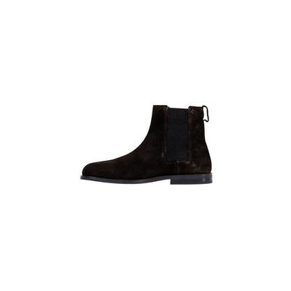 Chelsea Boots by Calvin Klein for men in suede leather & rubber brown showcases a ergonomic silhouette from the Men's Suede Leather & Rubber Chelsea Boots collection, featuring a ergonomic and a ergonomic .