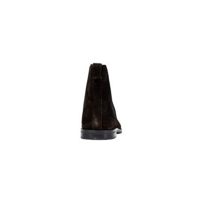 Chelsea Boots by Calvin Klein for men in suede leather & rubber brown features an high-performance silhouette, showcasing the sophisticated design of the Men's Suede Leather & Rubber Chelsea Boots with a and a refined .