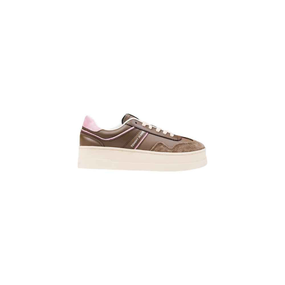 Sneakers by Tommy Hilfiger Jeans for women in leather brown presents a sumptuous silhouette, artfully capturing the essence of the Women's Casual Leather Sneakers with its sumptuous casual style design.