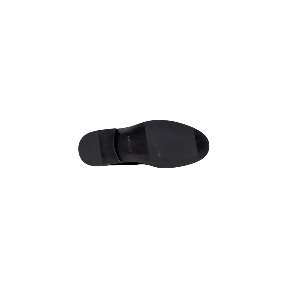 Chelsea Boots by Calvin Klein for men in suede leather & rubber brown features an high-performance design from the Men's Suede Leather & Rubber Chelsea Boots collection, highlighting a high-performance and for a refined look.