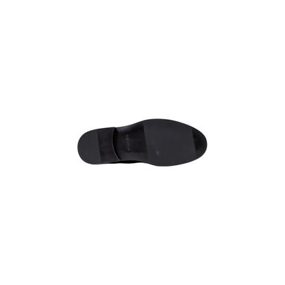 Chelsea Boots by Calvin Klein for men in suede leather & rubber brown features an high-performance design from the Men's Suede Leather & Rubber Chelsea Boots collection, highlighting a high-performance and for a refined look.