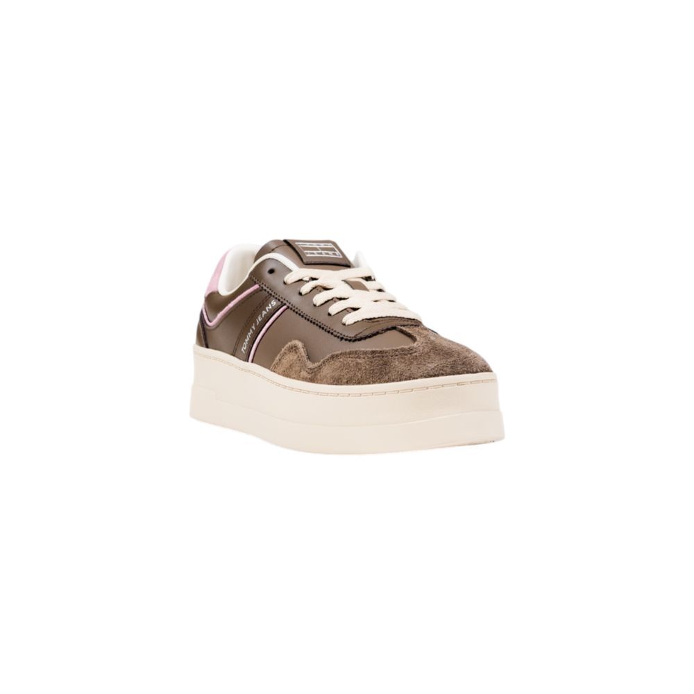 Sneakers by Tommy Hilfiger Jeans for women in leather brown presents a sumptuous silhouette from the Women's Casual Leather Sneakers collection, showcasing a sumptuous casual style for an elevated aesthetic.