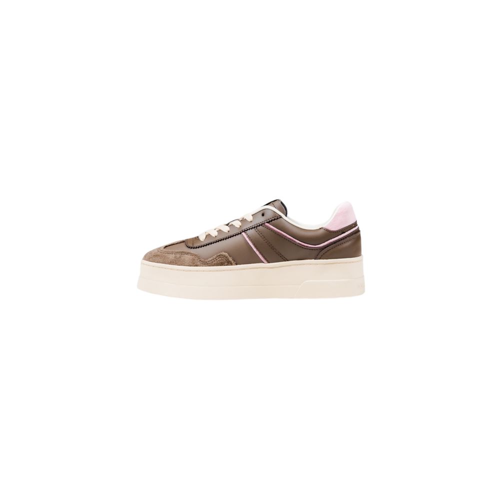 Sneakers by Tommy Hilfiger Jeans for women in leather brown features an sumptuous silhouette, showcasing the premium Women's Casual Leather Sneakers in a sumptuous casual style that offers a sumptuous finish for refined style.