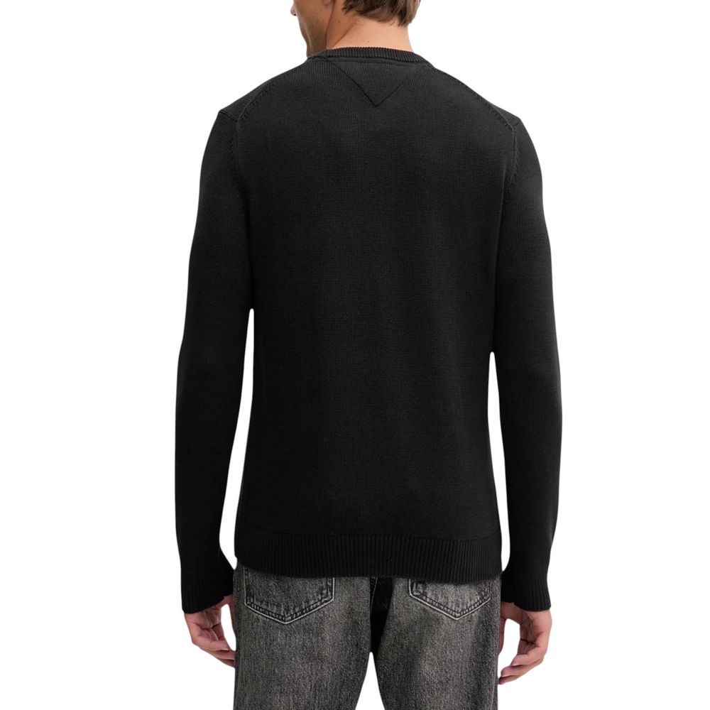 Sweatshirt by Tommy Hilfiger Jeans for men in organic cotton black & natural features an enviable silhouette, showcasing a premium and refined crew neckline for a truly enviable finish.