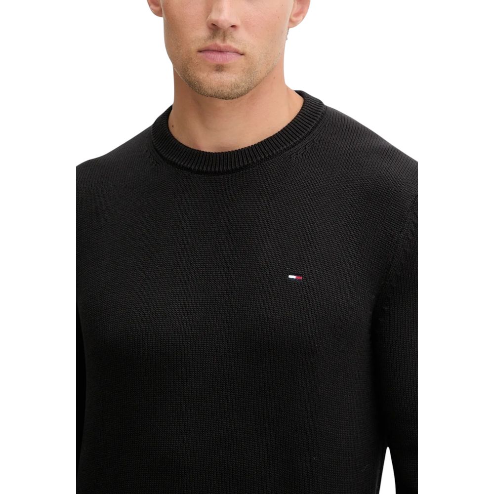 Sweatshirt by Tommy Hilfiger Jeans for men in organic cotton black & natural features an exquisite silhouette, showcasing and details for a exquisite look.