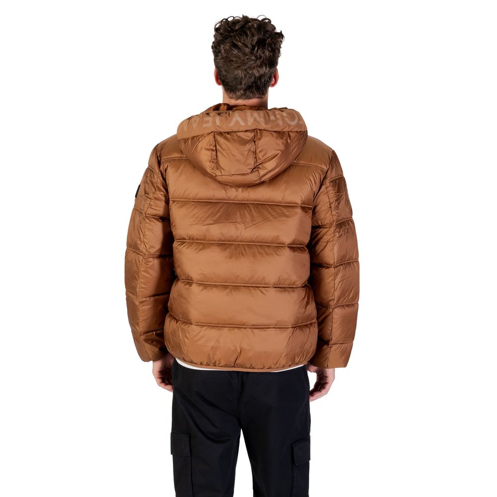 Hooded Overcoat by Tommy Hilfiger Jeans for men in polyamide brown features a cosy chic silhouette, artfully detailed with a sophisticated hooded neckline and premium thermal, lightweight, pockets, hooded & insulated for a cosy chic finish.