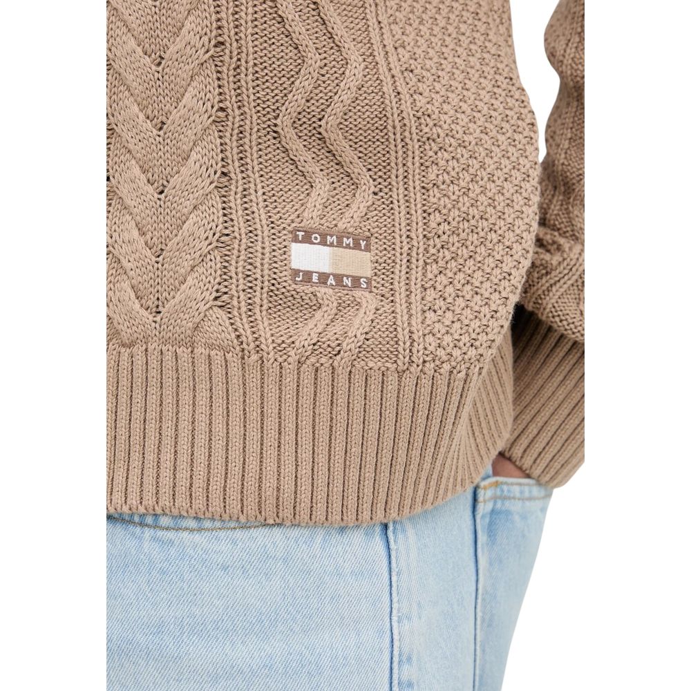 Sweatshirt by Tommy Hilfiger Jeans for men in cotton beige features an exquisite silhouette, showcasing and crew neckline details for a exquisite look.