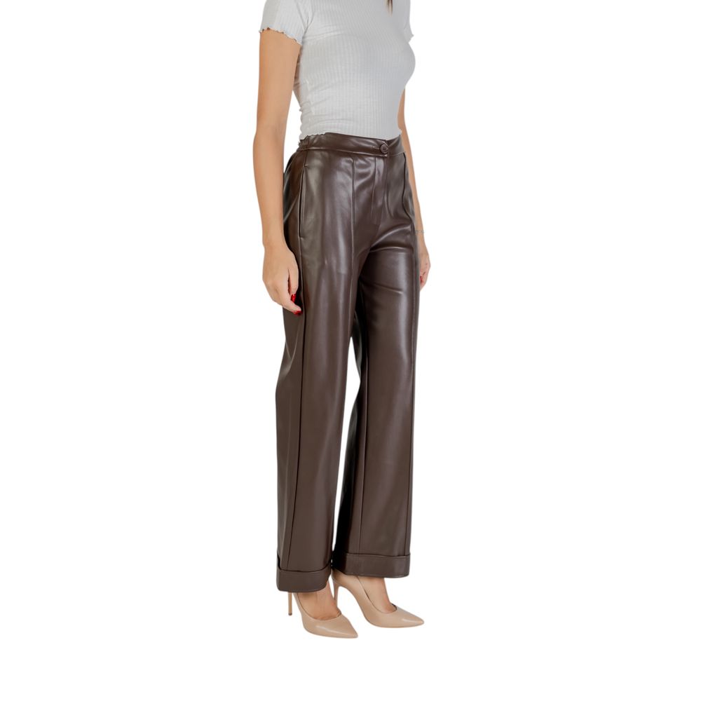 Trousers by Liu Jo for women in polyester brown presents a perennial silhouette, meticulously tailored with a wide cut, long finish, and an elegant high rise.
