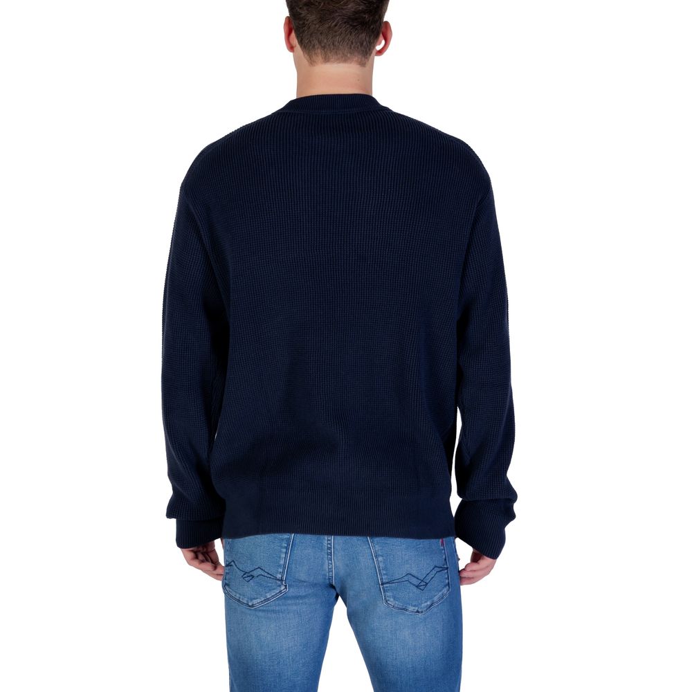 Sweatshirt by Calvin Klein Jeans for men in cotton blue features an exquisite silhouette, showcasing and details for a exquisite look.
