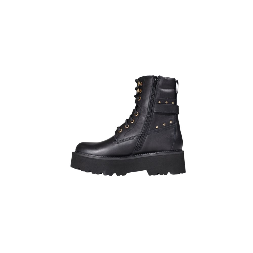 Platform Lace-Up Combat Winter Boots by Cult for women in leather black features an high-performance design from the Women's Leather Platform Lace-Up Combat Winter Boots collection, highlighting a high-performance platform and for a refined look.