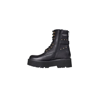 Platform Lace-Up Combat Winter Boots by Cult for women in leather black features an high-performance design from the Women's Leather Platform Lace-Up Combat Winter Boots collection, highlighting a high-performance platform and for a refined look.
