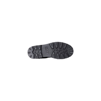 Platform Lace-Up Combat Winter Boots by Cult for women in leather black showcases a ergonomic silhouette from the Women's Leather Platform Lace-Up Combat Winter Boots collection, featuring a ergonomic platform and a ergonomic .
