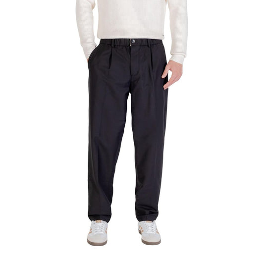 Trousers by Gianni Lupo for men in stretch polyester cotton black presents a perennial silhouette, meticulously tailored with a regular-fit cut, long finish, and an elegant .