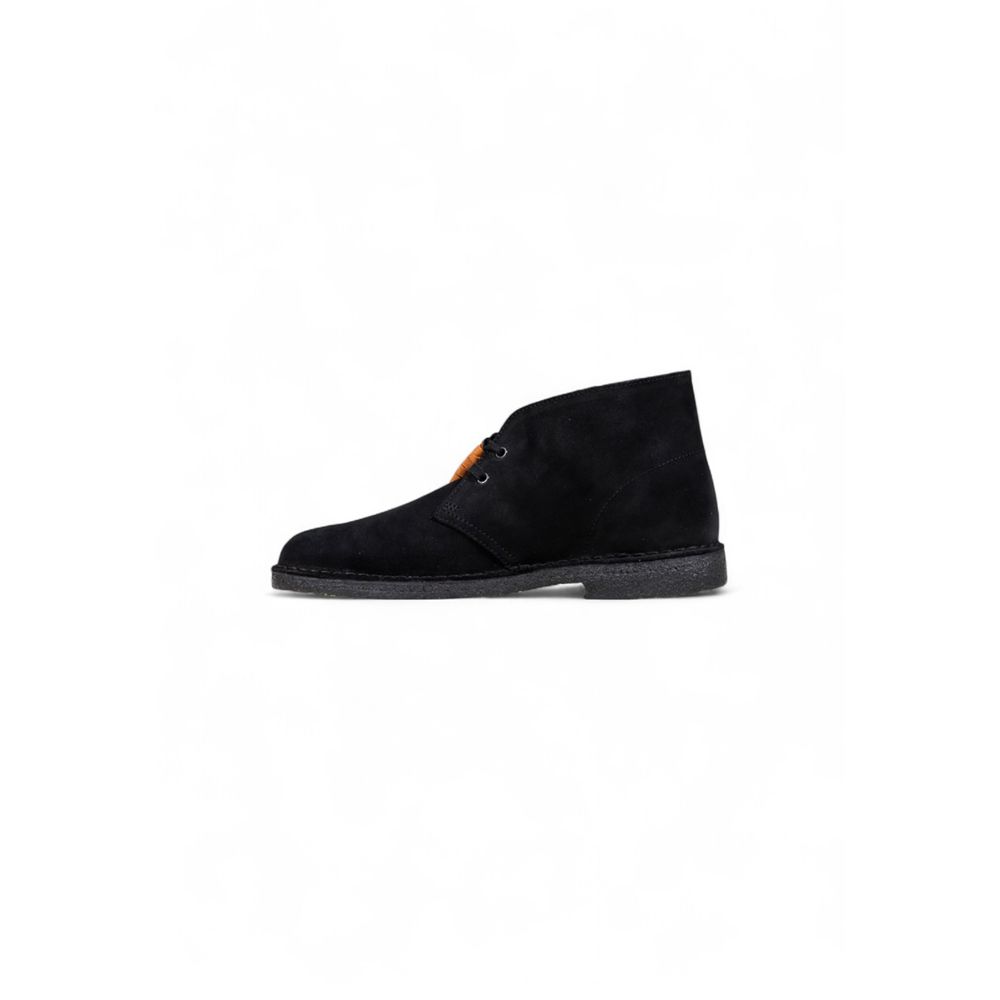 Lace-Up Ankle Chukka-Desert Boots by Clarks for men in suede leather & rubber black showcases a aeronautic silhouette as Men's Suede Leather & Rubber Lace-Up Ankle Chukka-Desert Boots, artfully defined by a aeronautic and a aeronautic .