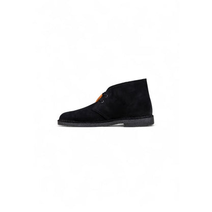 Lace-Up Ankle Chukka-Desert Boots by Clarks for men in suede leather & rubber black showcases a aeronautic silhouette as Men's Suede Leather & Rubber Lace-Up Ankle Chukka-Desert Boots, artfully defined by a aeronautic and a aeronautic .