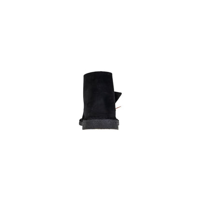 Lace-Up Ankle Chukka-Desert Boots by Clarks for men in suede leather & rubber black showcases a ergonomic silhouette from the Men's Suede Leather & Rubber Lace-Up Ankle Chukka-Desert Boots collection, featuring a ergonomic and a ergonomic .