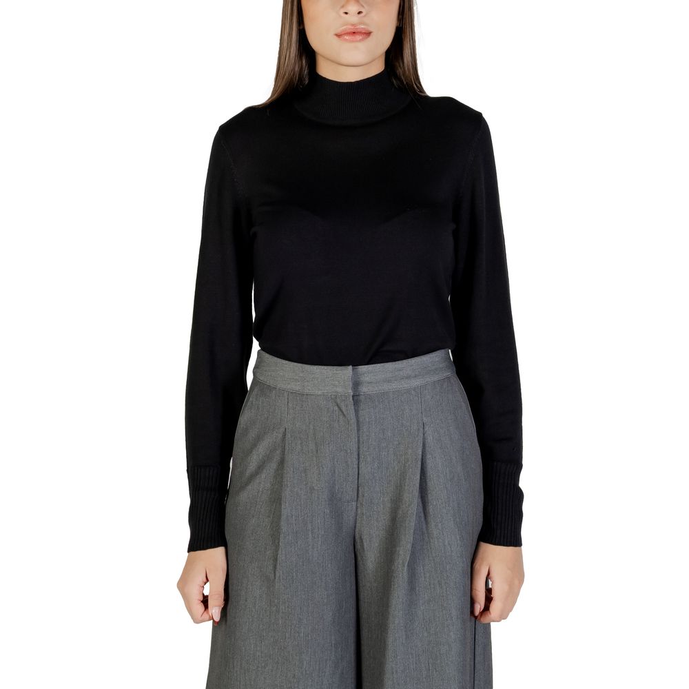 This Sweater by ICHI for women in nylon & viscose black presents a understated silhouette, featuring a sophisticated turtle neckline and long-sleeve for a understated finish.