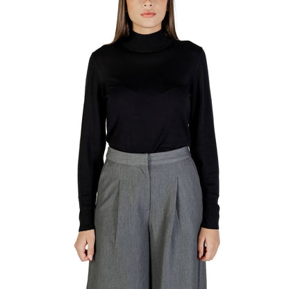 This Sweater by ICHI for women in nylon & viscose black presents a understated silhouette, featuring a sophisticated turtle neckline and long-sleeve for a understated finish.