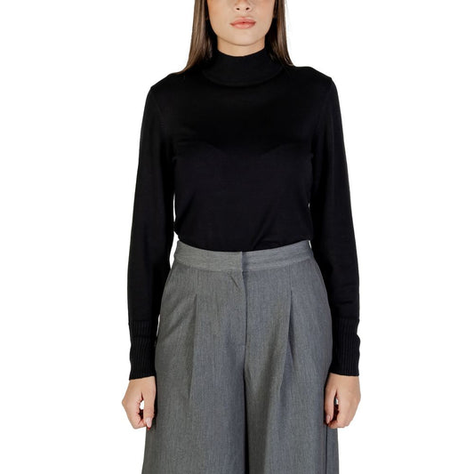 This Sweater by ICHI for women in nylon & viscose black presents a understated silhouette, featuring a sophisticated turtle neckline and long-sleeve for a understated finish.