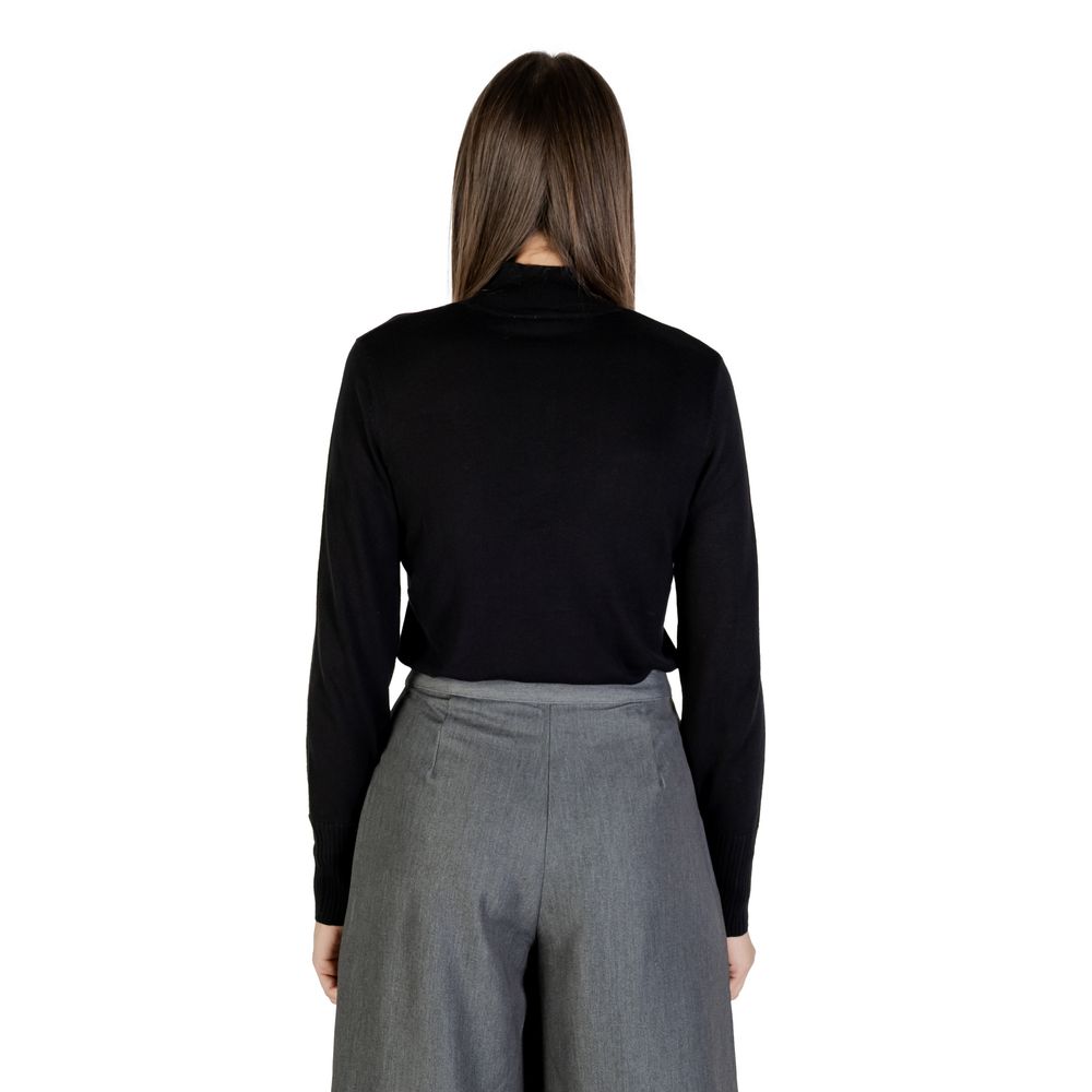 Sweater by ICHI for women in nylon & viscose black showcases an masterful silhouette, artfully detailed with a masterful turtle neckline and for a sophisticated, premium finish.
