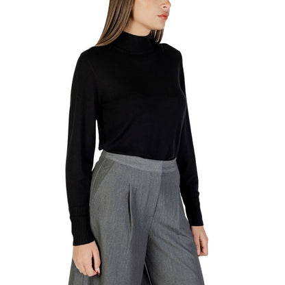 Sweater by ICHI for women in nylon & viscose black showcases a sumptuous silhouette, artfully finished with a sumptuous turtle neckline and for a sophisticated, sumptuous look.