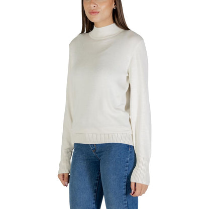 Sweater by ICHI for women in nylon & viscose beige showcases a discreet silhouette, finished with a discreet turtle neckline and for a discreet look.
