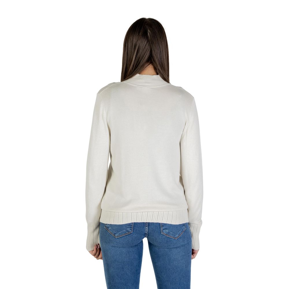 Sweater by ICHI for women in nylon & viscose beige showcases a sumptuous silhouette, artfully finished with a sumptuous turtle neckline and for a sophisticated, sumptuous look.