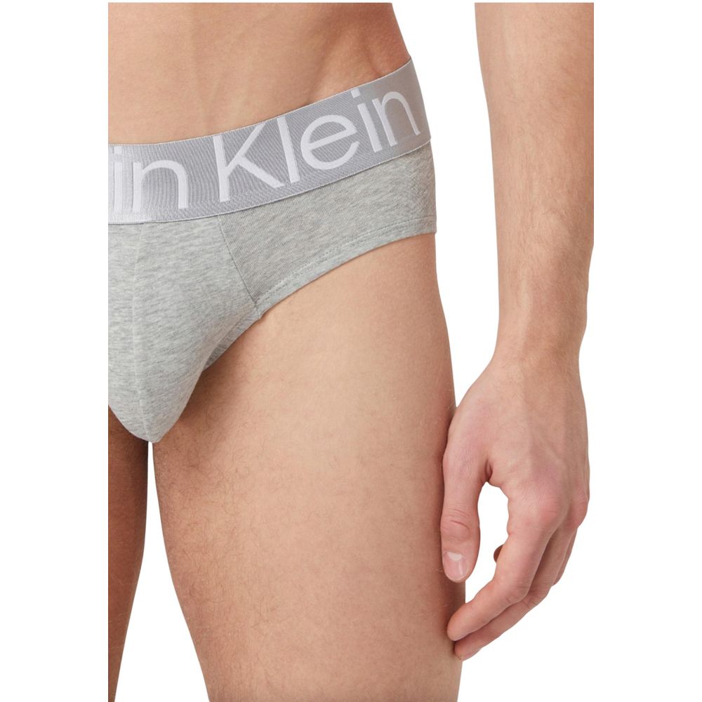 This Underwear Briefs by Calvin Klein Underwear for men in stretch cotton offers a understated fit, showcasing the understated aesthetic of the Men's Stretch Cotton Briefs.