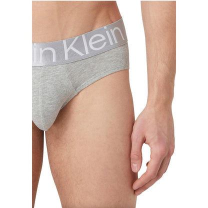 This Underwear Briefs by Calvin Klein Underwear for men in stretch cotton offers a understated fit, showcasing the understated aesthetic of the Men's Stretch Cotton Briefs.