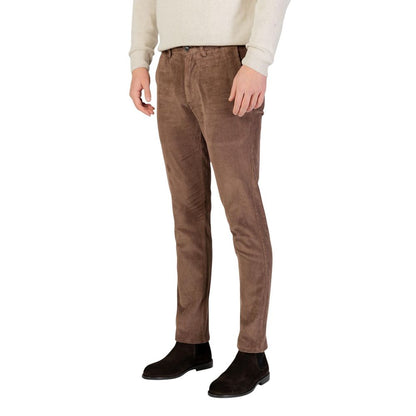Trousers by Borghese for men in stretch cotton brown presents a perennial silhouette, meticulously tailored with a slim cut, long finish, and an elegant .