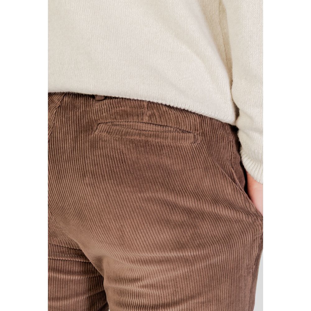 Trousers by Borghese for men in stretch cotton brown presents a perennial silhouette, meticulously tailored with a slim cut, long finish, and an elegant .