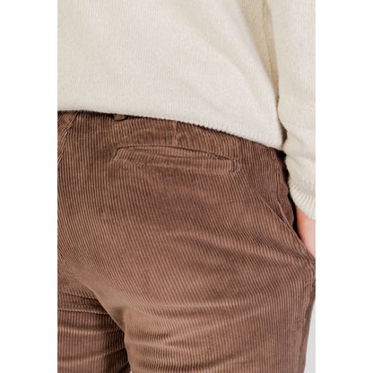 Trousers by Borghese for men in stretch cotton brown presents a perennial silhouette, meticulously tailored with a slim cut, long finish, and an elegant .
